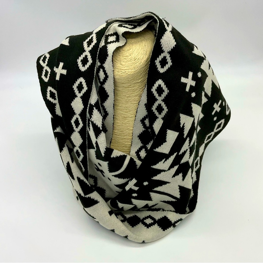 NWOT Charlie Paige Black / White Woven Scarf